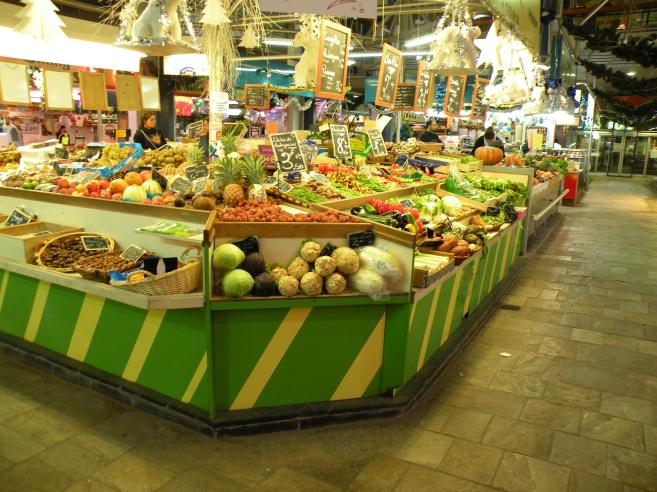  marchand de légumes au marché couvert